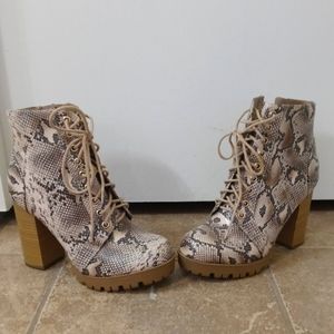 Sz 9 nude colored snakeskin boots